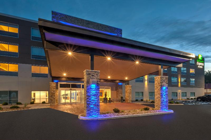 Holiday Inn Express & Suites Milan – Sandusky Area image