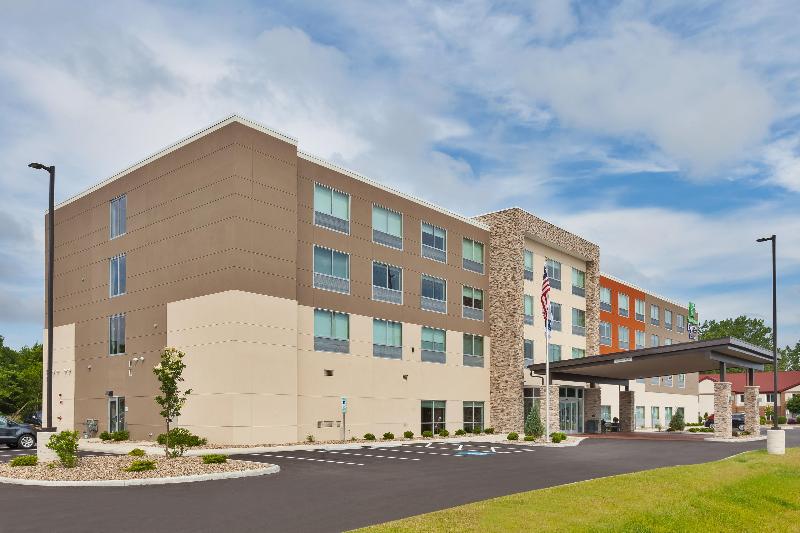 Holiday Inn Express & Suites Milan – Sandusky Area image
