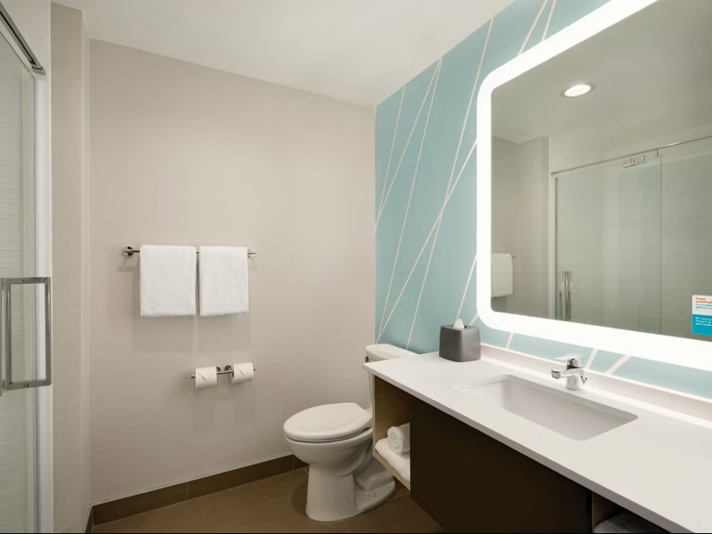avid hotel Boston Logan Airport - Revere image