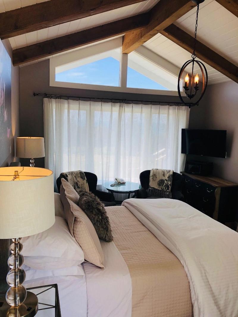 Seafoam Lodge image