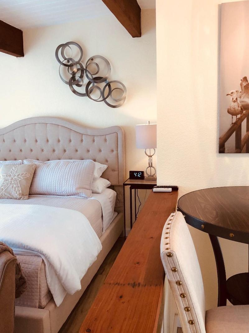Seafoam Lodge image