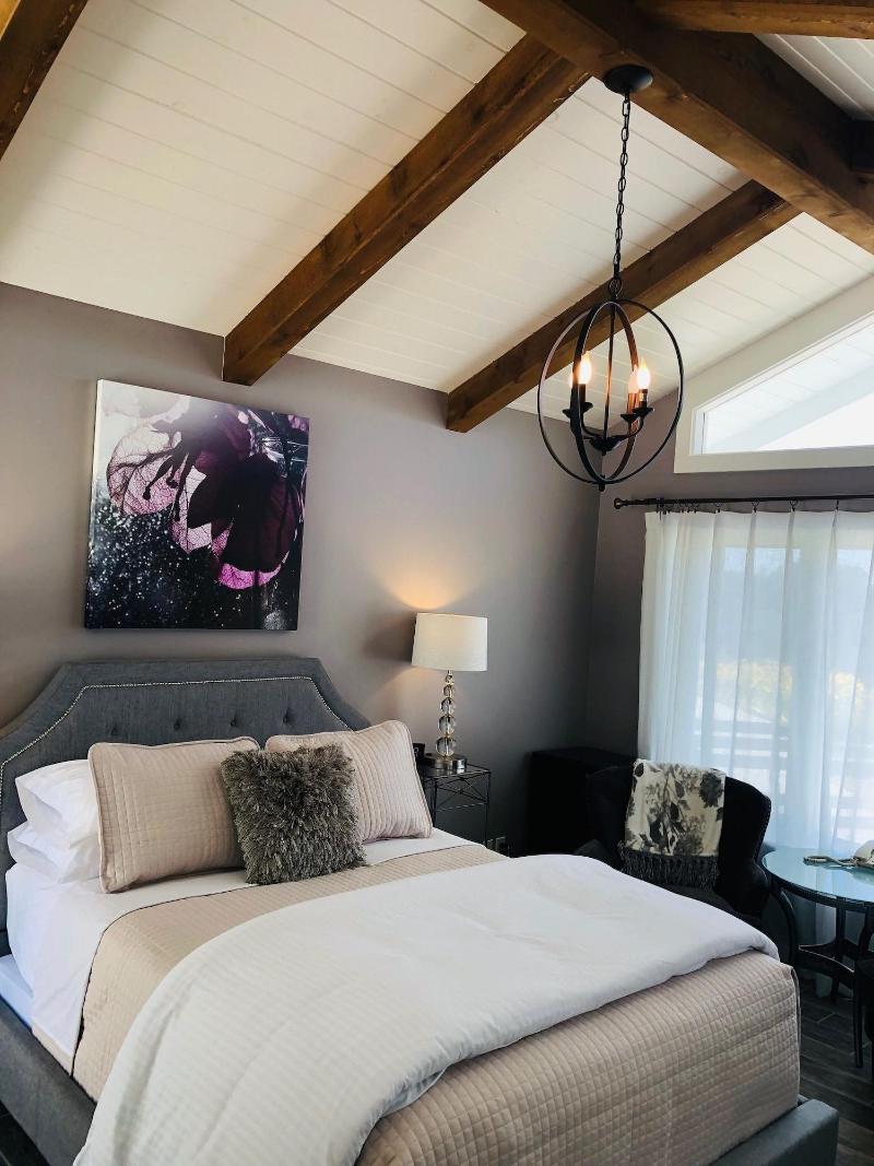 Seafoam Lodge image
