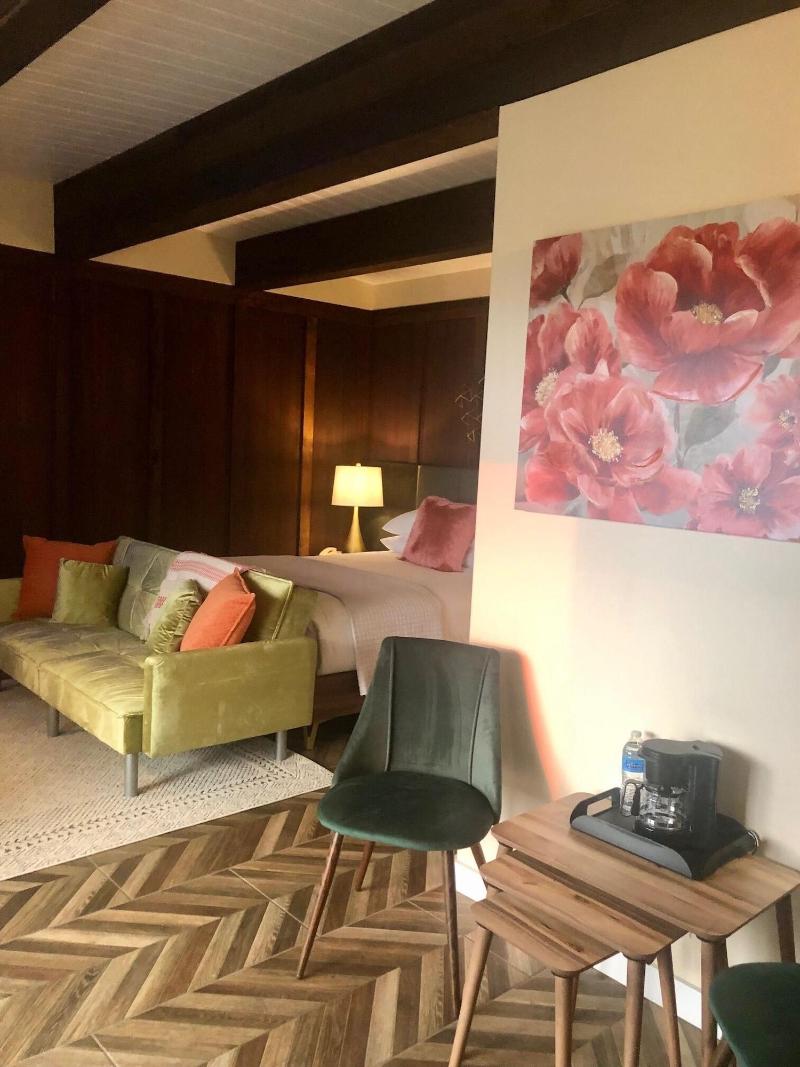 Seafoam Lodge image