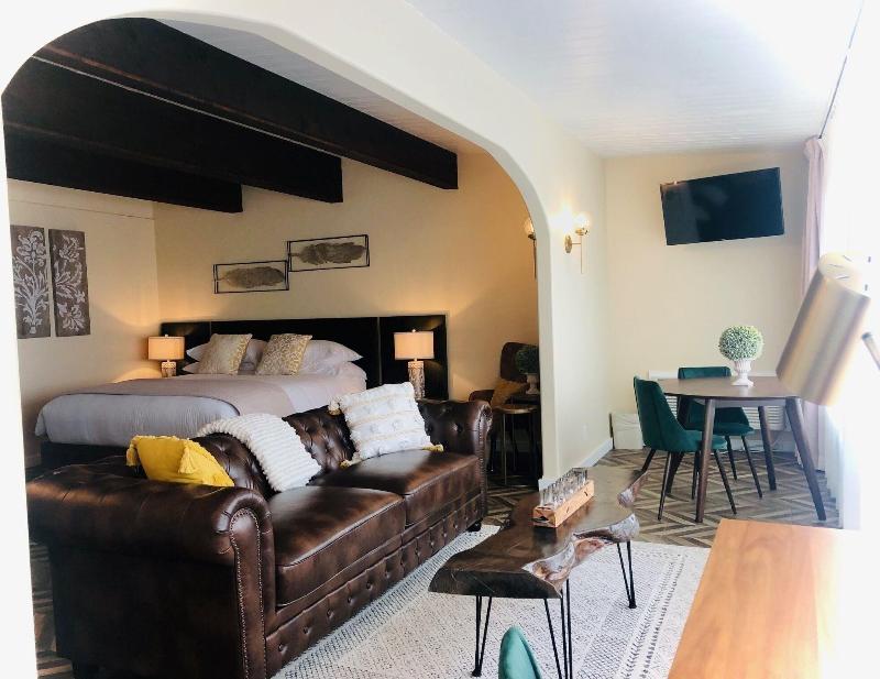 Seafoam Lodge image