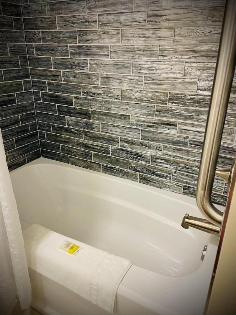 Seafoam Lodge image