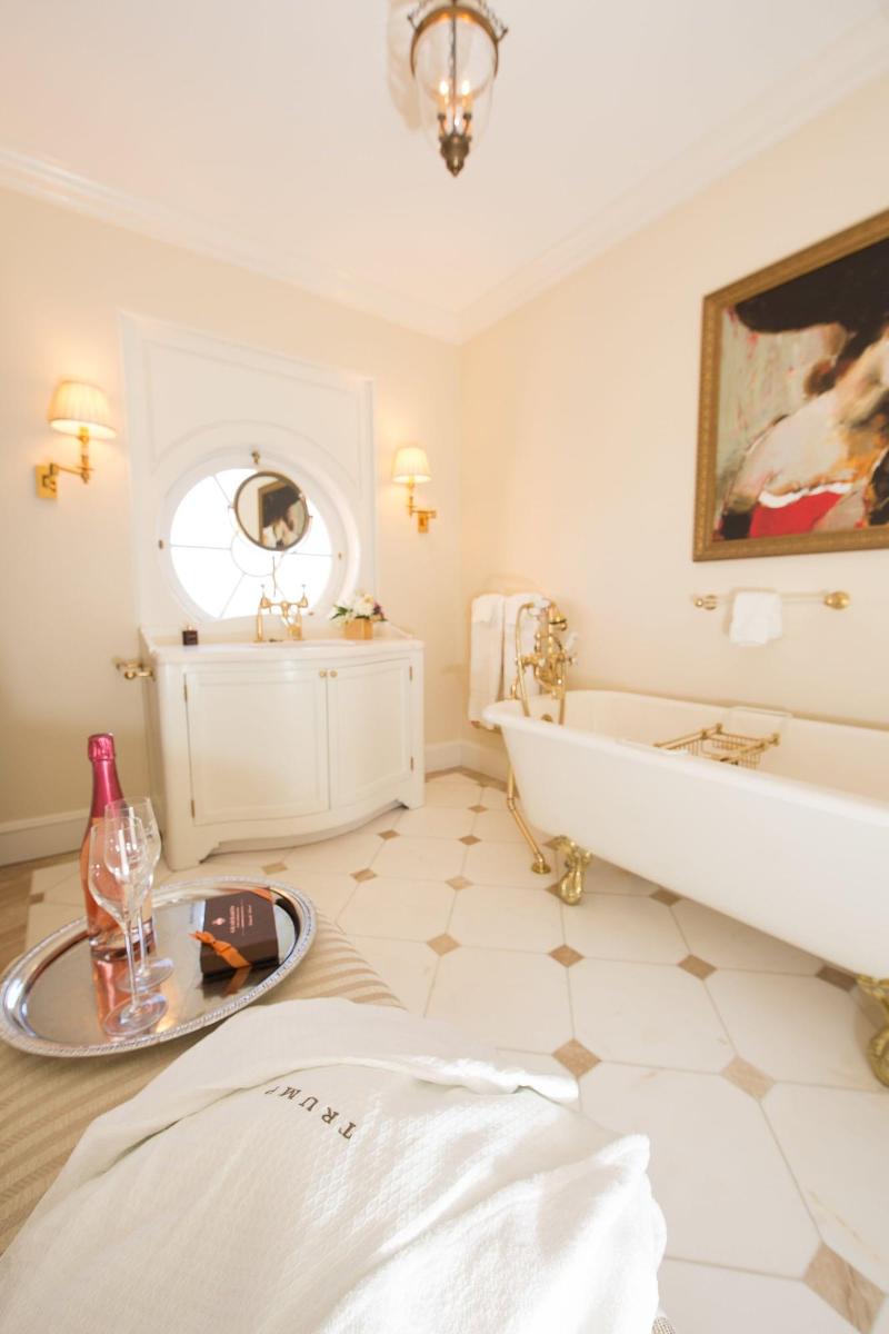 HOUSE DELUXE KING BED
