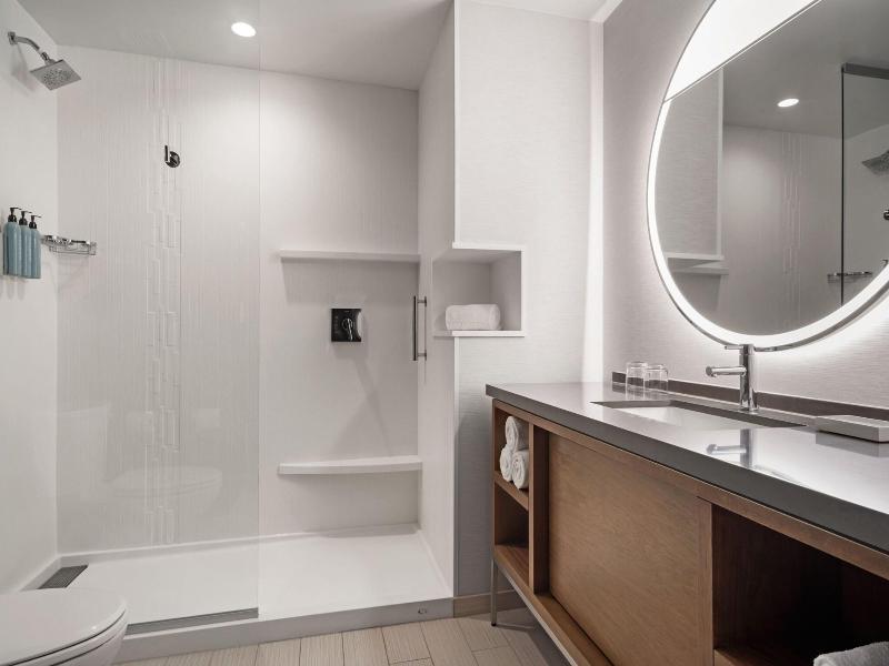 Courtyard By Marriott Marina Del Rey image