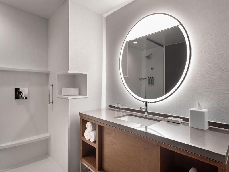 Courtyard By Marriott Marina Del Rey image