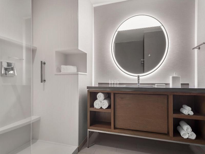 Courtyard By Marriott Marina Del Rey image