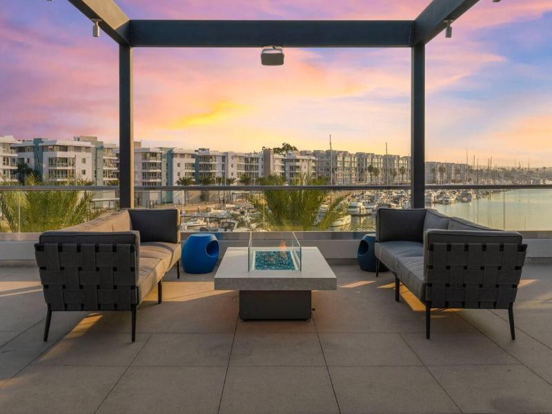 Courtyard By Marriott Marina Del Rey image
