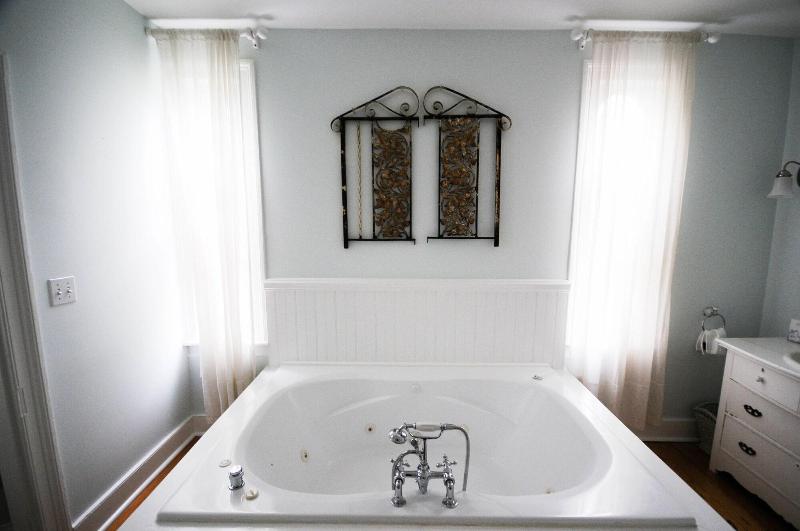 The Gables Of Rhinebeck Inn image
