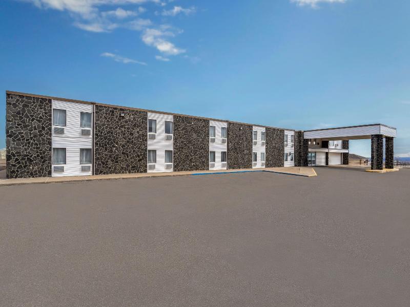 Days Inn By Wyndham Mandan Bismarck Area — exterior view