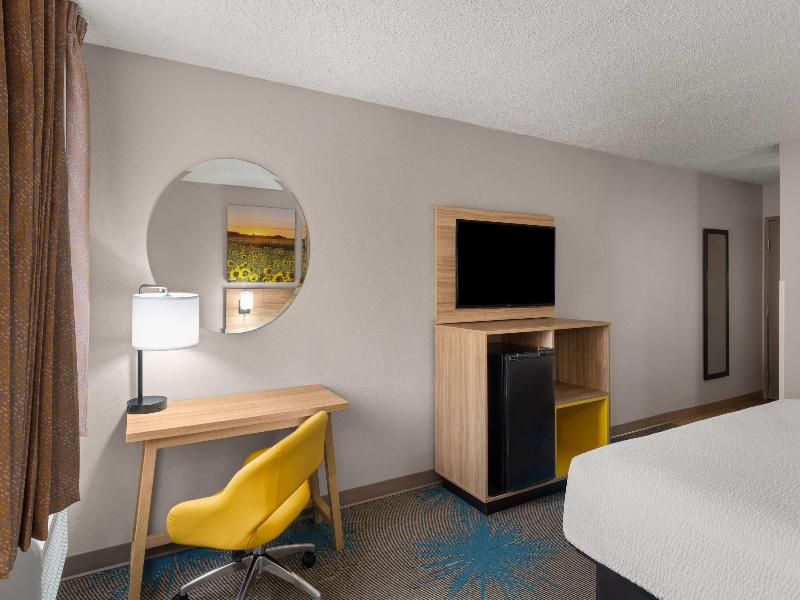 Days Inn By Wyndham Mandan Bismarck Area image