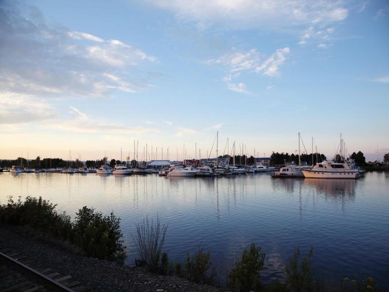 Barker's Island Inn Resort