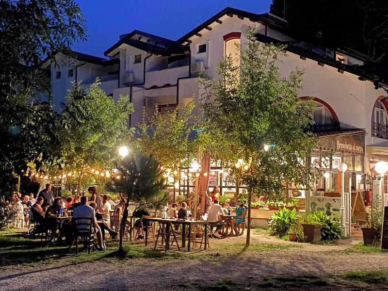 Hotel La Villa image
