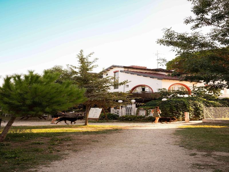 Hotel La Villa image