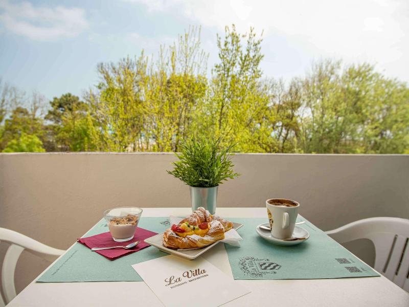 Hotel La Villa image