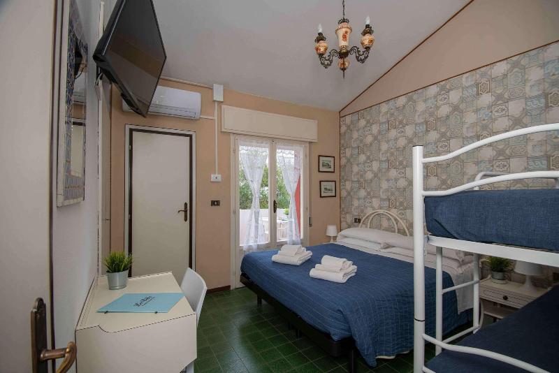 Hotel La Villa image