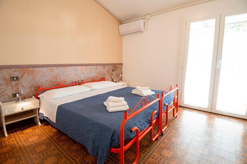 Hotel La Villa image