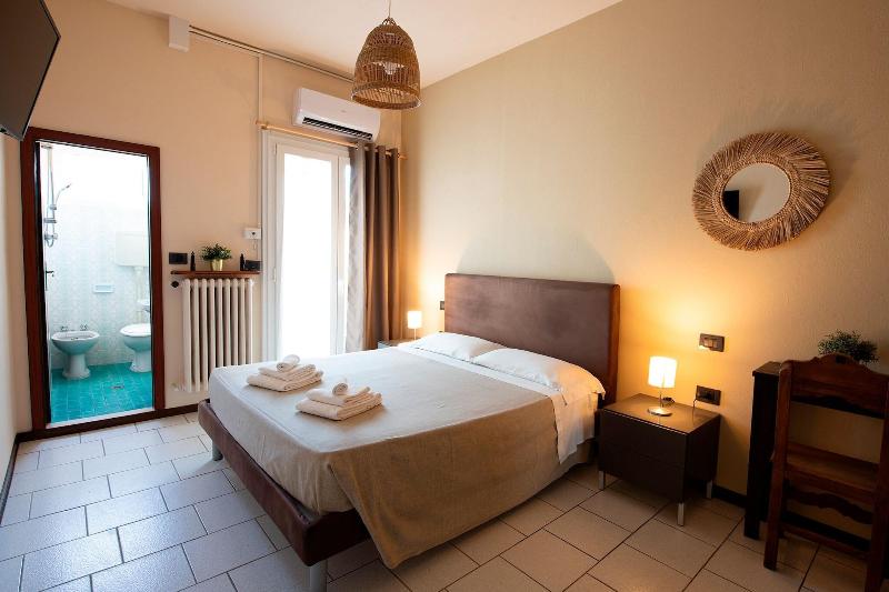 Hotel La Villa image
