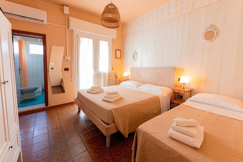 Hotel La Villa image