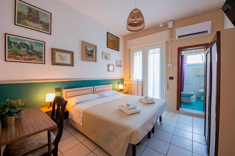 Hotel La Villa image