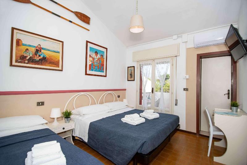 Hotel La Villa image
