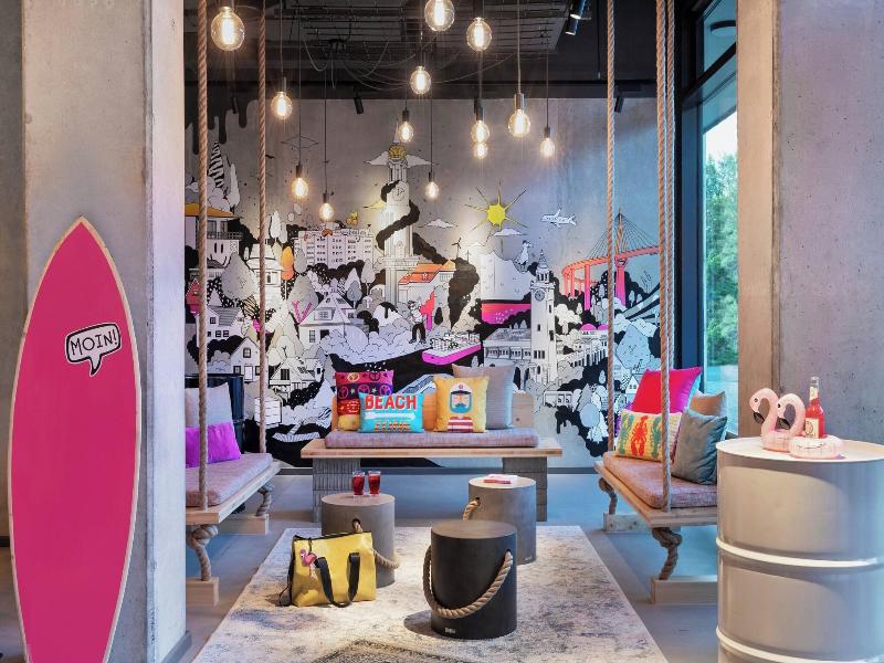 Moxy Hamburg City image