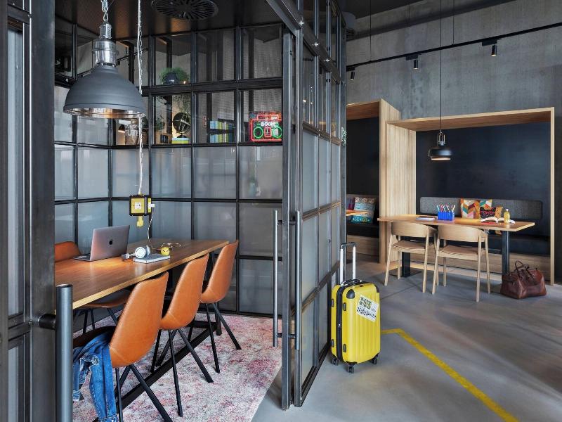 Moxy Hamburg City image