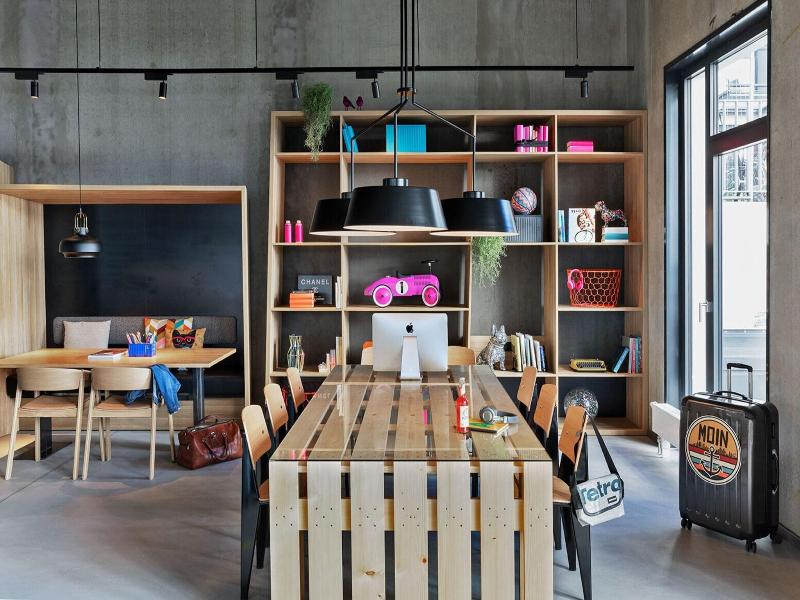 Moxy Hamburg City image