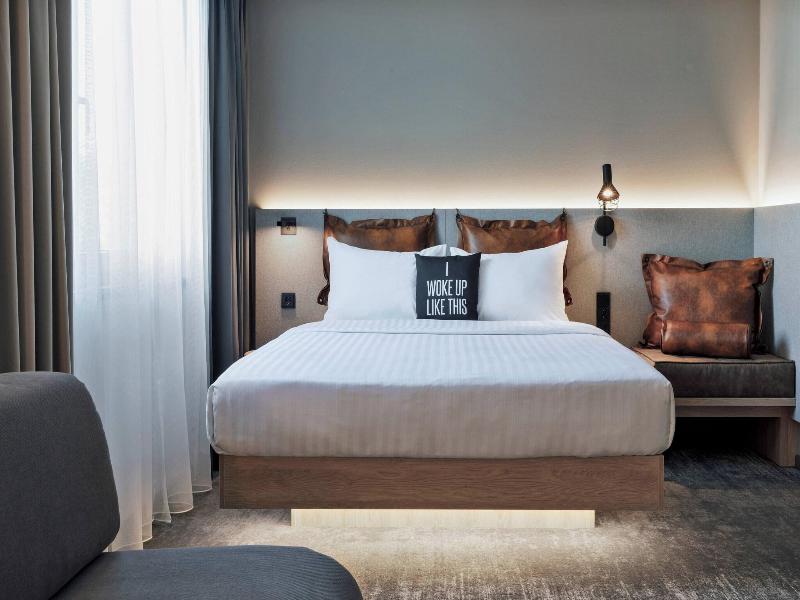 Moxy Hamburg City image