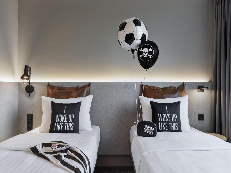 Moxy Hamburg City image