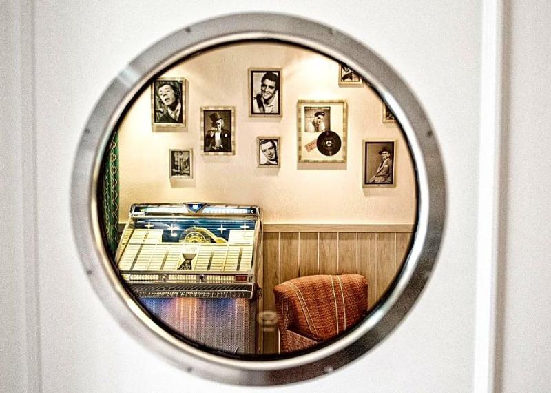 Bernstein 50'S Seaside Motel image