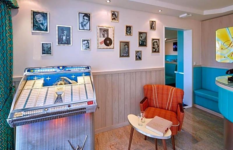 Bernstein 50'S Seaside Motel image