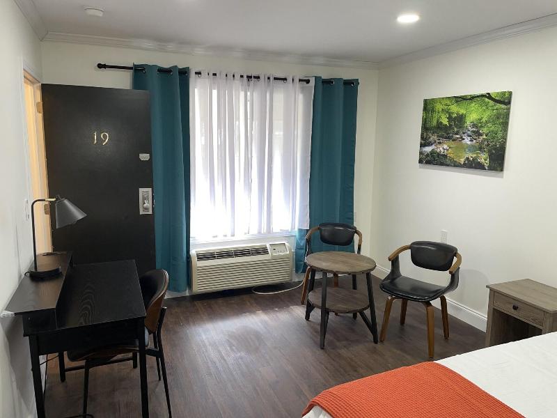 Gatehouse Motel image