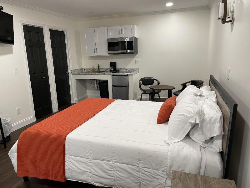 Gatehouse Motel image