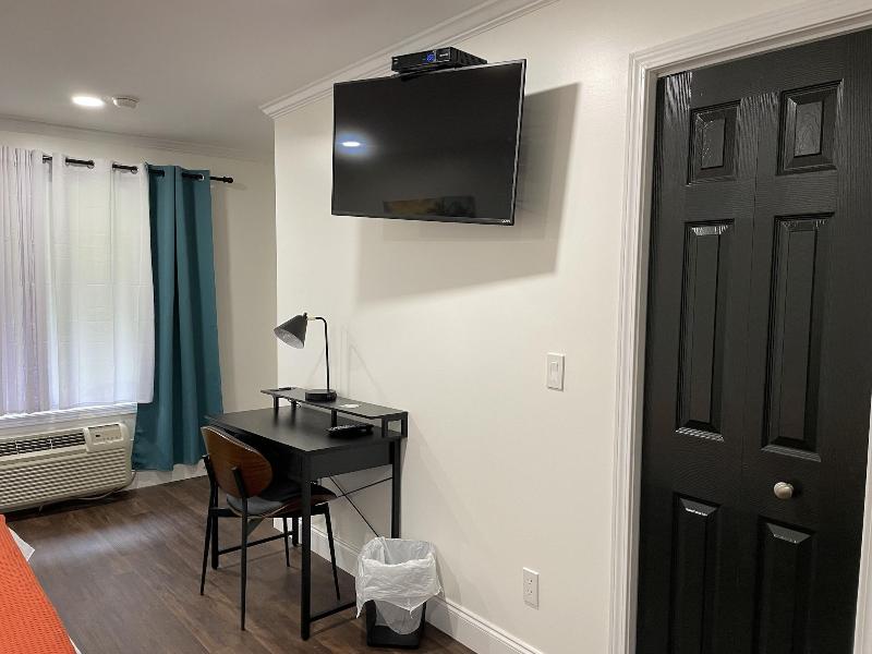 Gatehouse Motel image