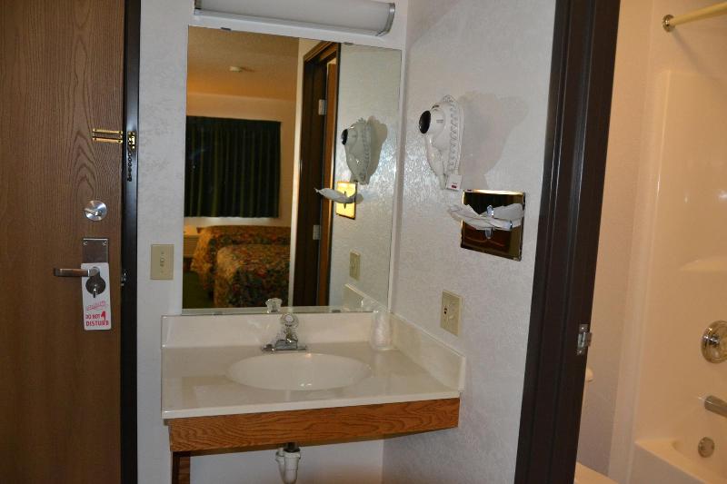 Carrington Inn & Suites image 6
