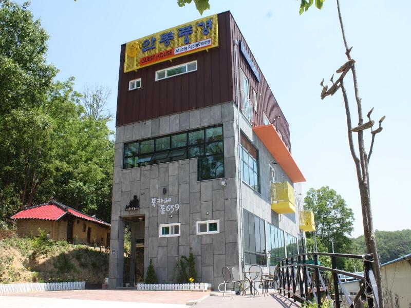Andong Poong-gyung hostel n LIBRARY