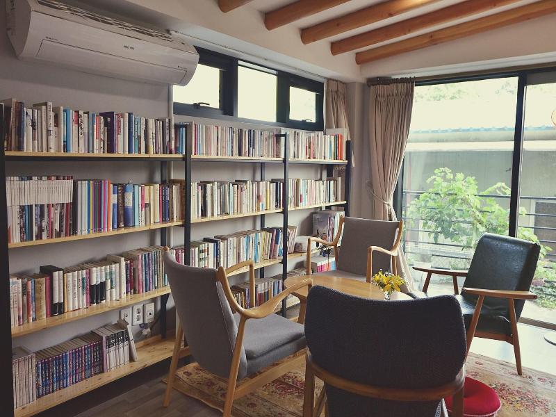 Andong Poong-gyung hostel n LIBRARY image 5