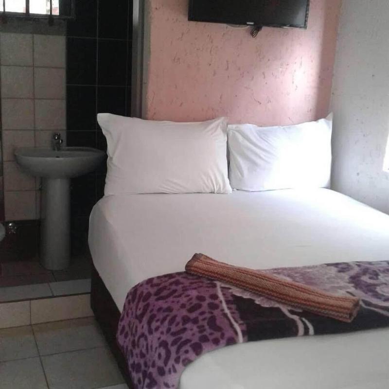 Royal Crown Guesthouse image