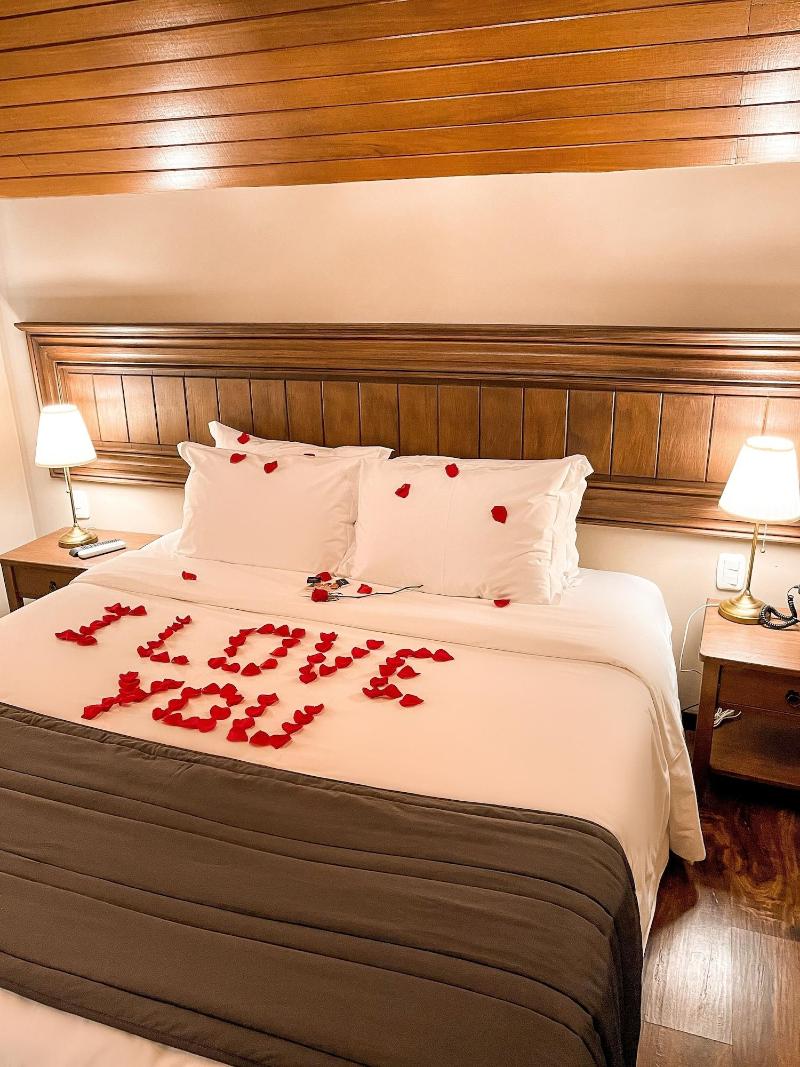 DOUBLE DELUXE KING BED