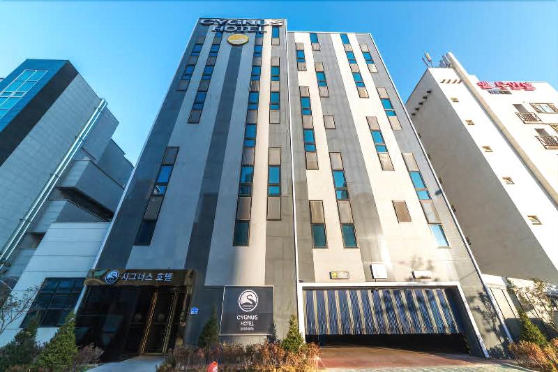 Cygnus Hotel image