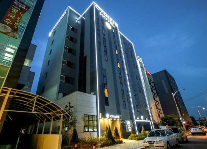 Cygnus Hotel image