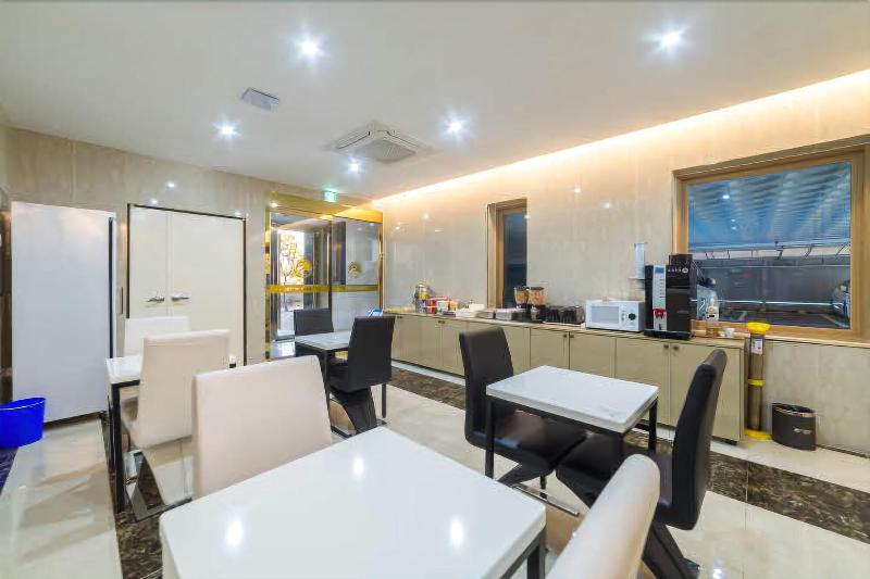 Cygnus Hotel image