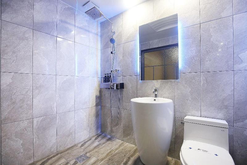 Cygnus Hotel image