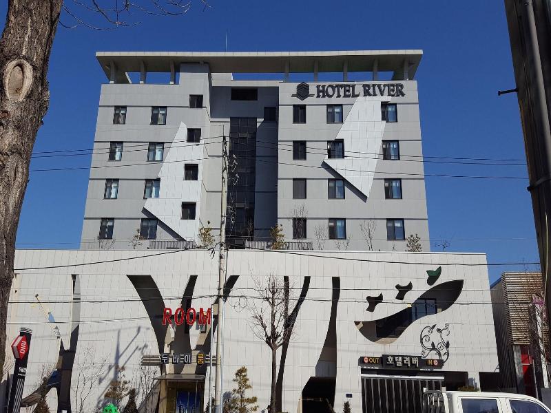 River Hotel