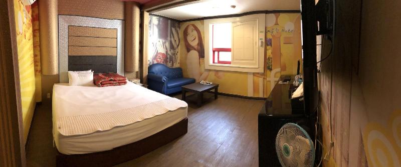 Public Hotel image