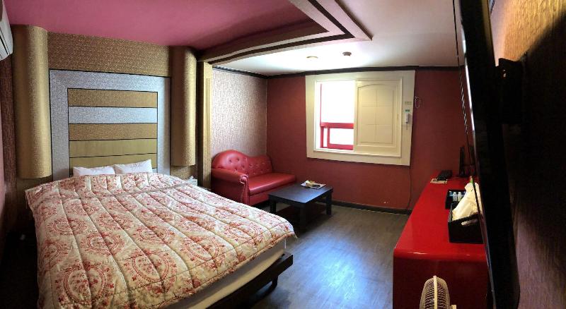 Public Hotel image