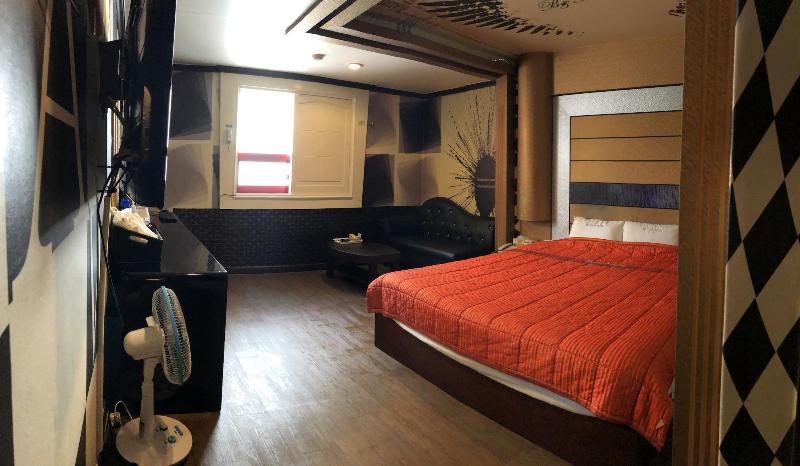 Public Hotel image